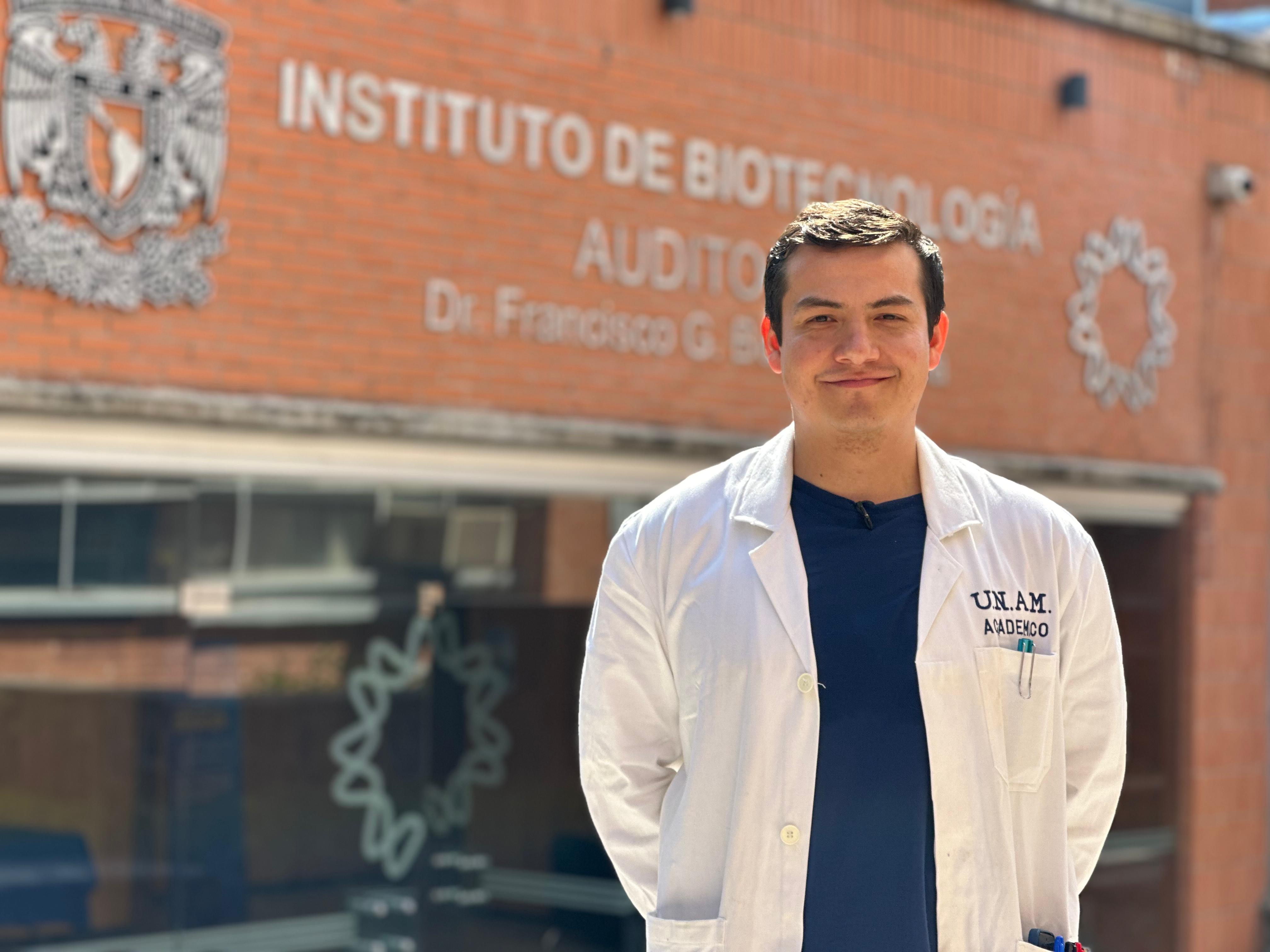 Emiliano Balderas Ramírez frente al Instituto de Biotecnología, UNAM